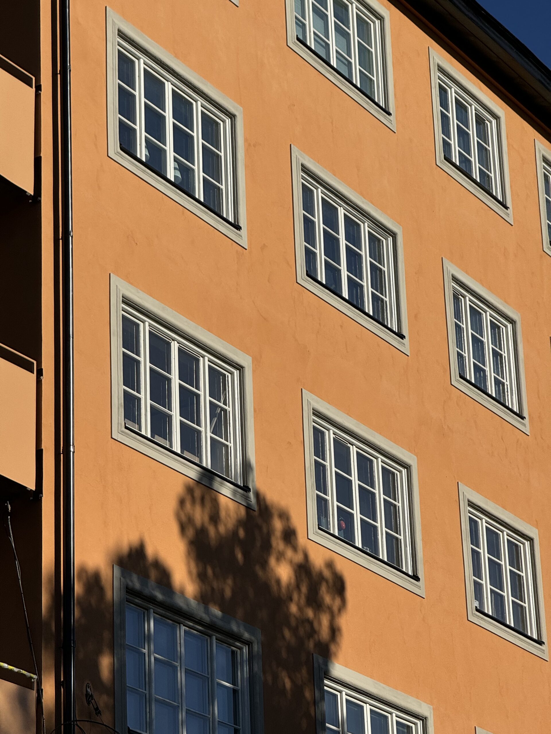 Putsad fasad med balkonger